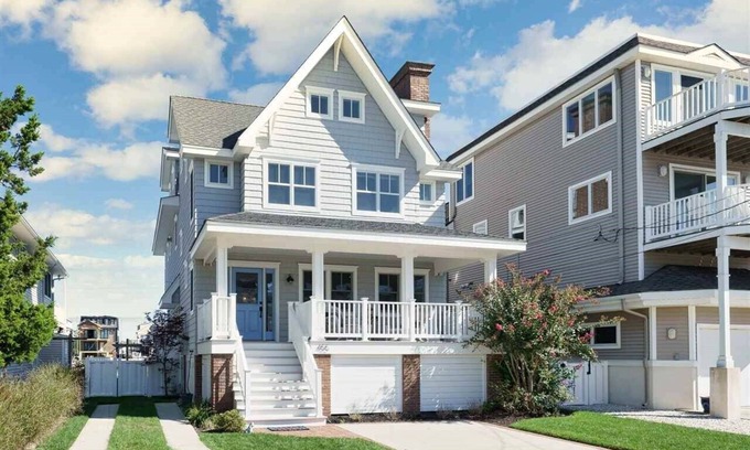 Avalon House | BAYFRONT! Walk to town! !NEWLY RENOVATED 2025!
