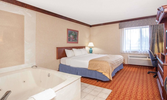 Roseville Hotel | Baymont by Wyndham Detroit/Roseville