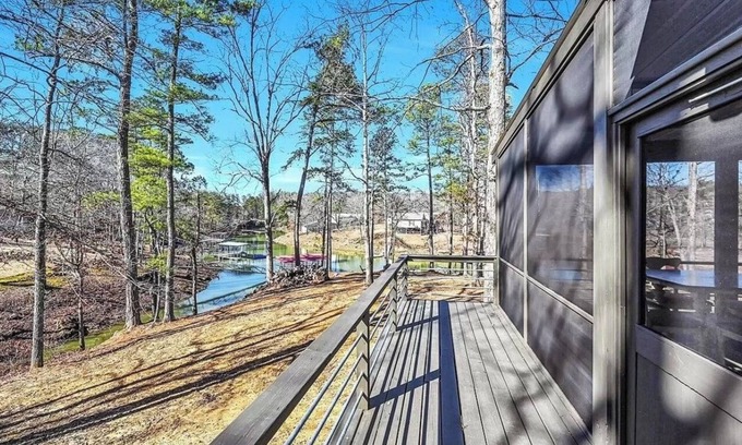 Jasper House | Bay’s Bungalow on Smith Lake