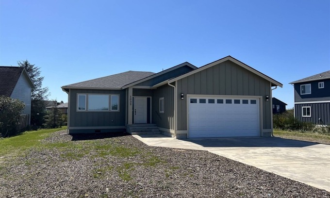 Ocean Shores House | Bayside Beach House - Game room and hot tub