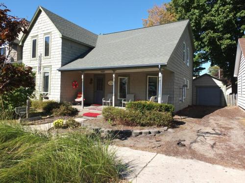 Frankfort House | Bayside Cottage - Remodeled And Great Location!