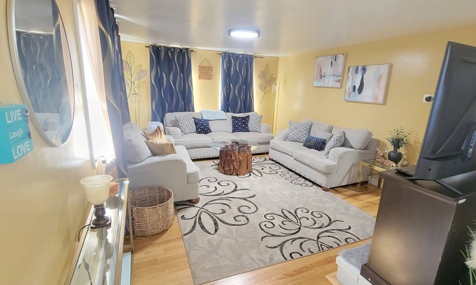 Ellsworth House | Bayside Gem
