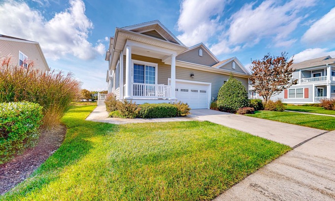 The Commons House | Bayside Resort home with pond views, large deck, fast WiFi - pool access