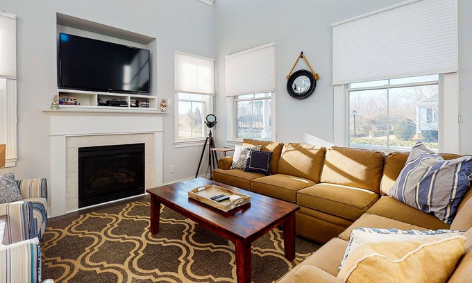 The Commons House | Bayside Resort house w/ golf on-site, basketball court, tennis court, and gym