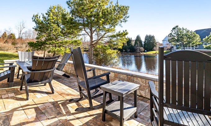 The Commons House | Bayside Resort Retreat w/ Shared Pool, Golf On-Site, Screened Patio, & Fast WiFi