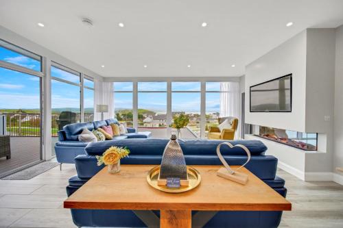 Downings House | BayView Lodge 4-Bedroom Penthouse Apartment