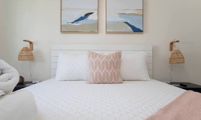 Jacksonville Beach House | Be A Nomad | Bright and easy access to ocean - B