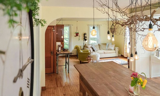 Dowagiac Cottage | Be home away from home @ Charming Chestnut Cottage