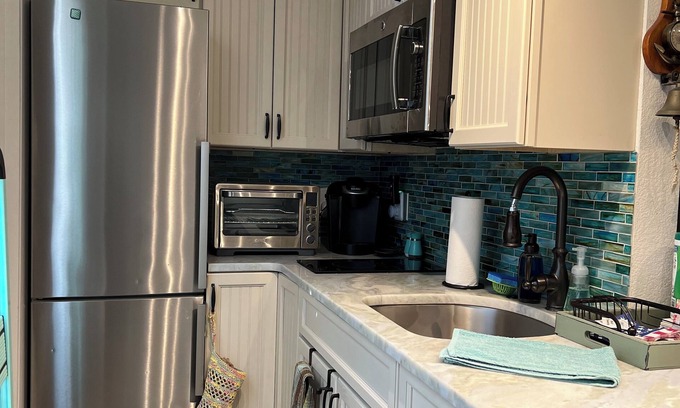 South Peninsula Historic District Apartment | Beach-2 Pools-Home Away From Home-MOST Amazing SUNRISE-Racing-Bike Week-Concerts