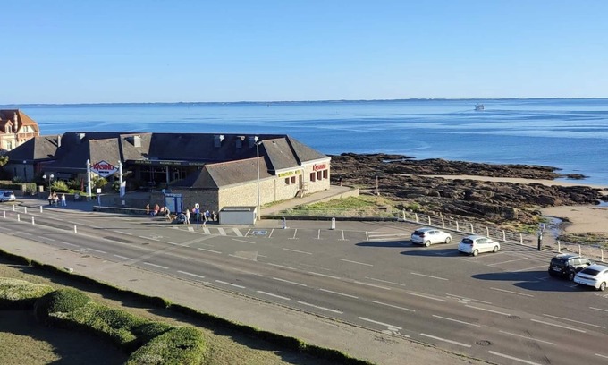 Quiberon Apartment | Beach 20 m away, renovated 2-room apartment, unobstructed sea view