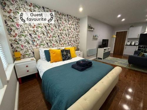 Bournemouth City Centre Apartment | Beach 3 mins walk, 2PM check-in, private garden.