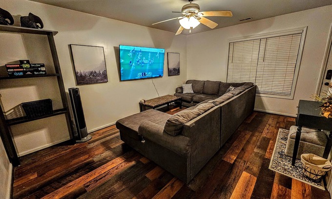 Jacksonville House | ☆Beach Access☆ n☆Mall 3m Away☆ n☆Free Wifi☆ n☆Stocked Kitchen☆ n☆Washer/Dryer☆