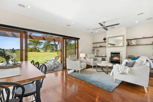 Connewarre House | Beach and Golf Haven With Spa Luxury Living