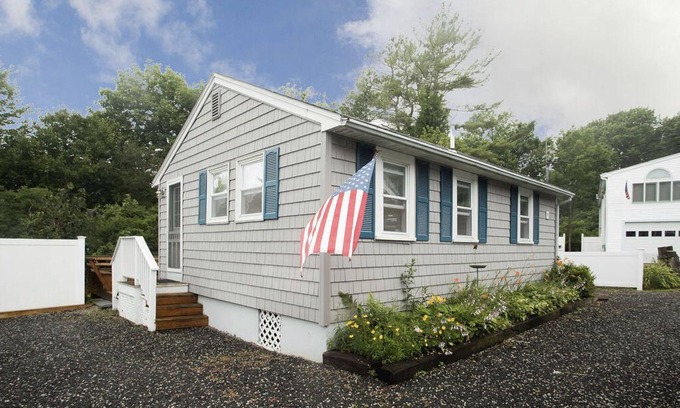 York Beach Cottage | Beach Bliss! Cute 2 bed/1 bath cottage — 3 min. walk to Long Sands Beach!