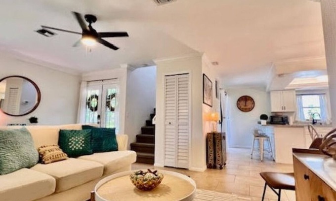 Iona House | BEACH Bound POOLSIDE Retreat 5 mins to beach, Sanibel, Captiva, Ft Myers Beach