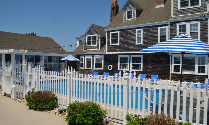 Falmouth Hotel | Beach Breeze Inn