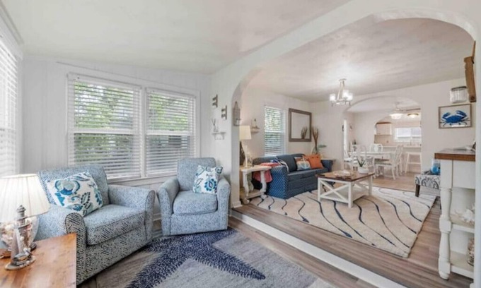 Bayview House | Beach Bungalow - 1 Block to Beach - Pets Welcome