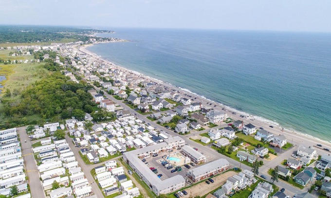 Hampton Condo | Beach Condo Minutes from the Ocean!
