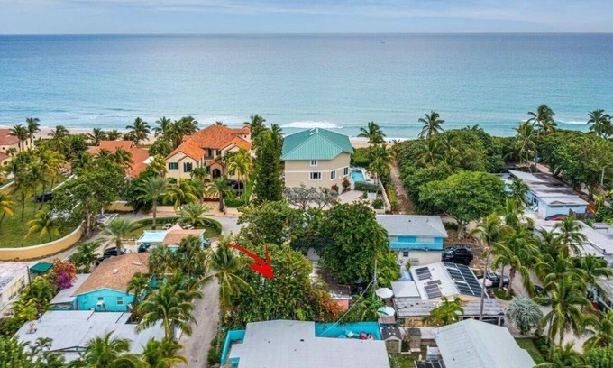 Briny Breezes House | Beach cottage 45 second walk to the sand