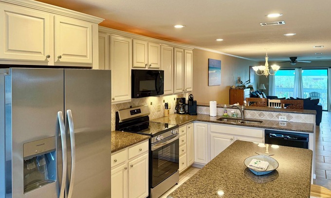 Villa Sabine Condo | Beach Daze! β€οΈ Heart of Pcola Beach! ποΈ Veteran owned.πΊπΈ
