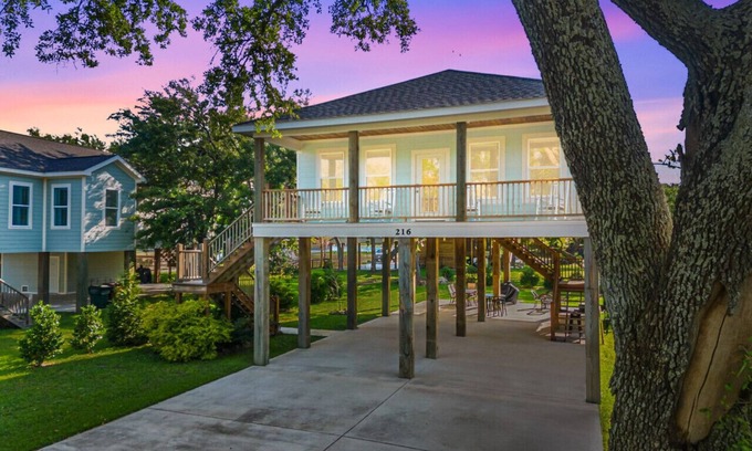 Long Beach House | Beach Daze|Sleeps 8| Coastal Escape|Family Friendly + Beach Views!
