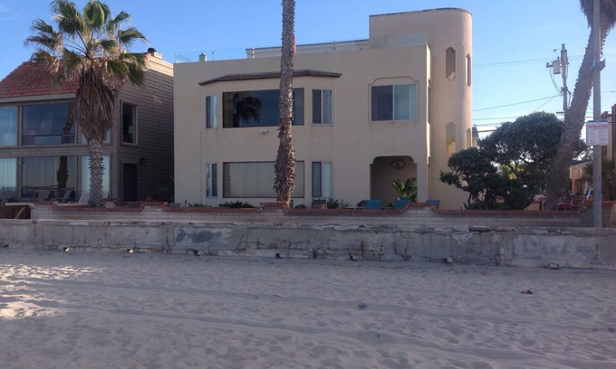 South Mission Beach House | BEACH FRONT, 5 Bedroom, on the boardwalk
