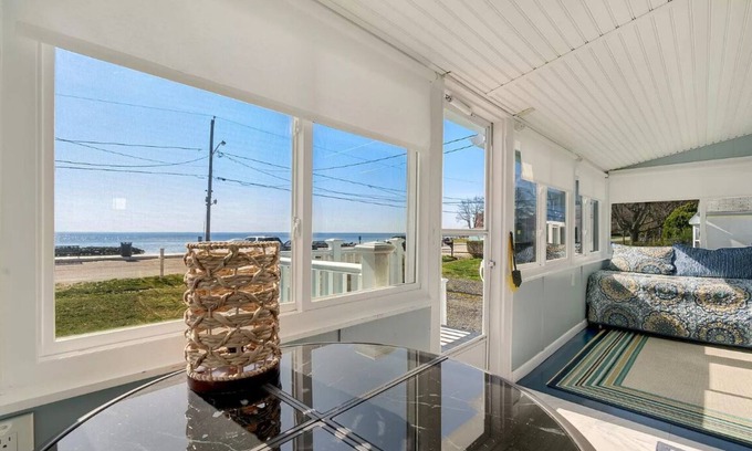 Rock Hall House | Beach Front Bungalow steps from the Chesapeake Bay located in Rock Hall MD.