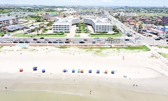 Galveston Condo | Beach Front Condo - beach and restaurants - just a walk away!