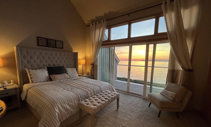 Blaine Apartment | BEACH FRONT CONDO VIEWS FROM EVEREY ROOM WALKING DISTANCE TO RESORT