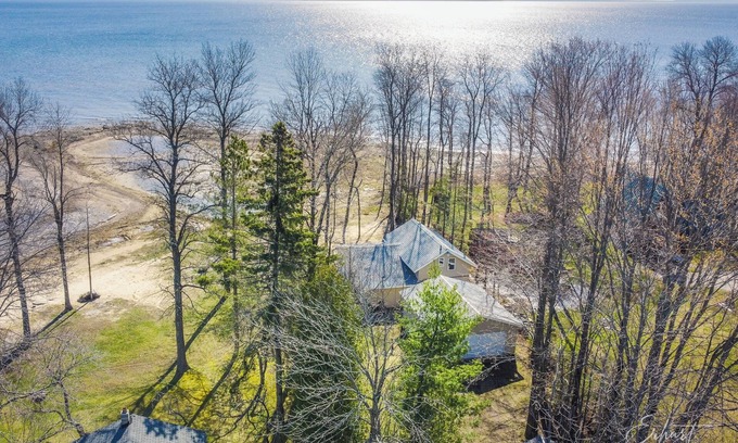 Menominee Cottage | Beach Front - Kayaks, RV, EV, Games + Amenities