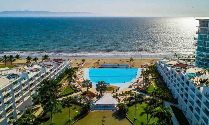 Flamingos Apartment | ~Beach Front~Stunning VIEWS~Free Airport Transport