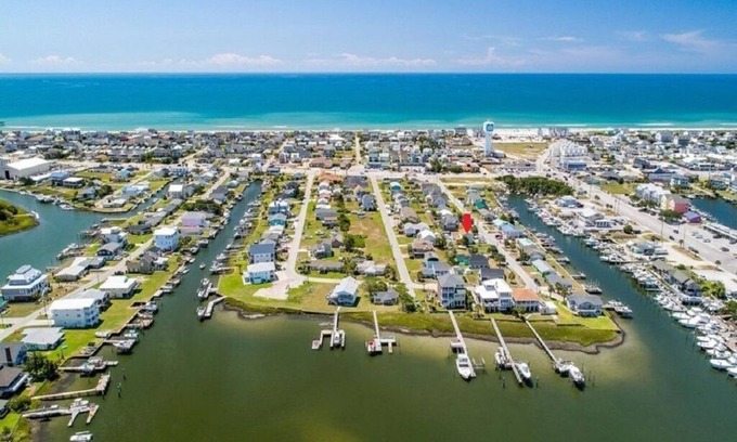 Atlantic Beach House | Beach Getaway in the HEART of Atlantic Beach- B