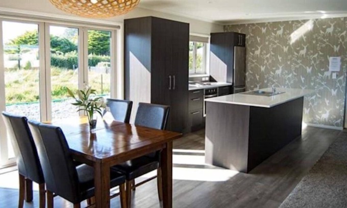 Hokitika House | Beach & Glow Worm Getaway - 2 minutes walk to beach and glow worms