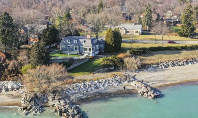 North Bay House | Beach Home with Private Beach on Lake Michigan - “Lady Blue”
