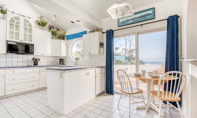 Seal Rock House | Beach House, Amazing Views, Pool Table, Large Deck, Room for the Whole Family