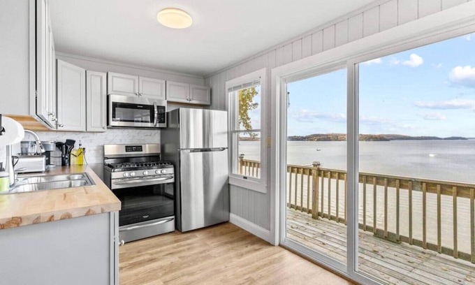 Colchester Cottage | Beach House · Beautiful Beachfront House, Close to Burlington!