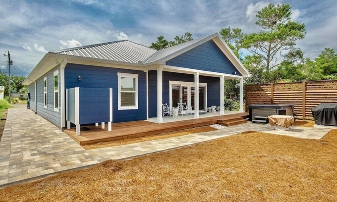 Kiska Beach House | Beach House with Hot Tub - 21yo & UP