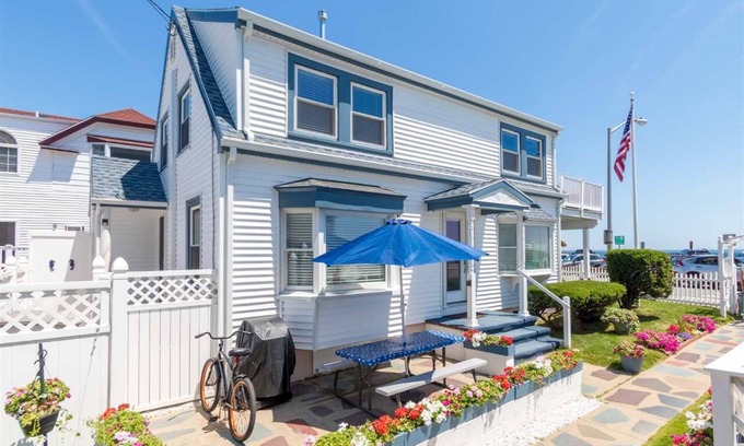 Hampton House | Beach House, Walking distance to downtown!