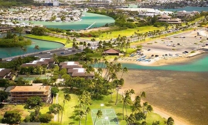 Eastern Honolulu House | Beach house water front 2 beds, full kitchen ,washer & dryer