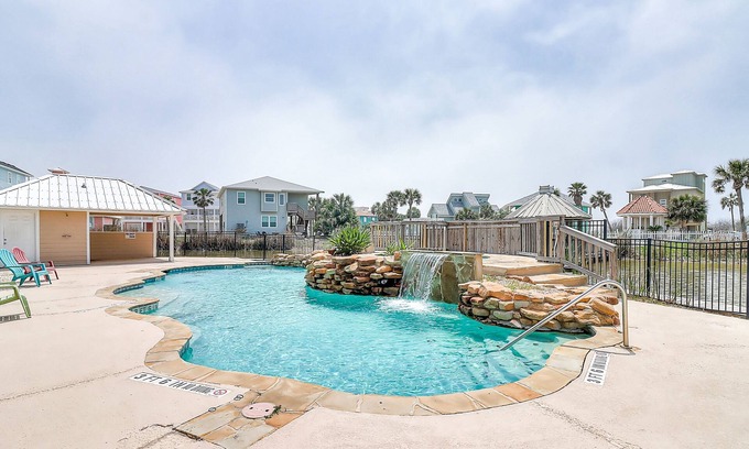Bella Vista House | Beach house with full kitchen, W/D & access to community pool