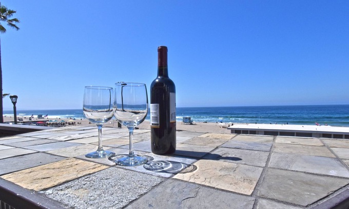 El Porto House | “Beach life in Manhattan Beach… Listen to the Waves break!”