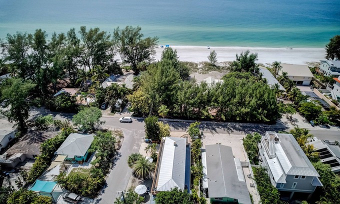 Ilexhurst Condo | Beach Lovers’ Pick: Ground-Floor 3-Bedroom, Patio & Pets