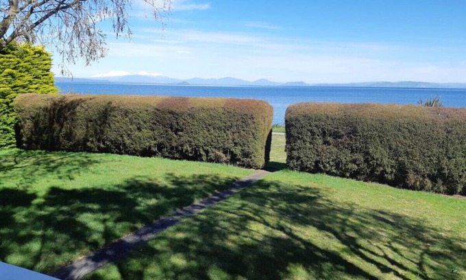 Waitahanui House | Beach Magic - Large Lakeside home with WiFi