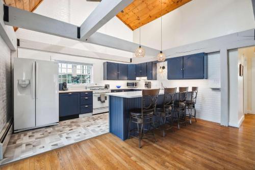 Newbury House | Beach Plum Cottage Steps to Beach Loft AC