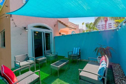 Downtown Hollywood Apartment | Beach Retreat, 1 block from downtown, near beach and Shops with private patio