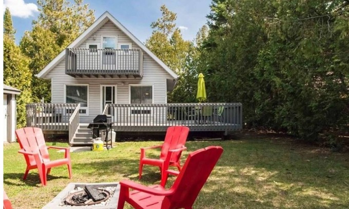 Sauble Beach Cottage | Beach Retreat - 2 min walk to the Beach 2 min walk to main street