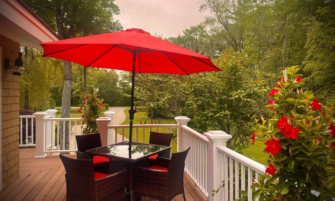 North Hampton House | Beach Retreat with deck and hot tub - short walk to ocean