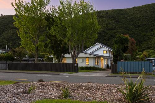 Waikawa Bay House | Beach Road Oasis - Waikawa Holiday Home