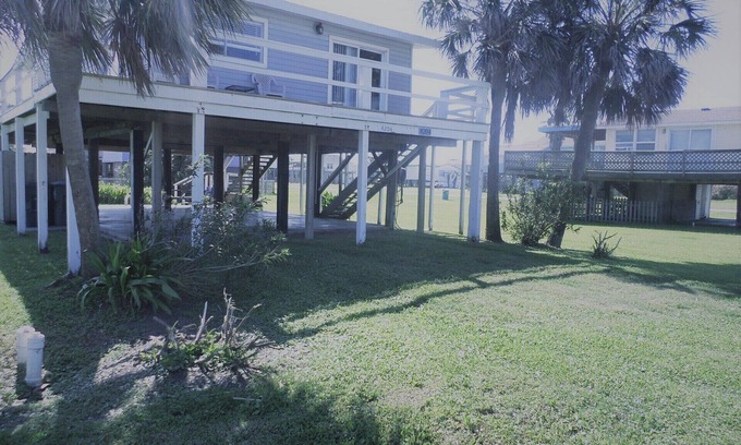 Galveston House | Beach Side Cottage.One Minute Walk to the Beach