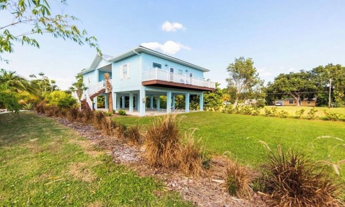Laurel House | Beach time! Walk to the beach!